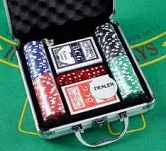 Набор д/покера метал кейсе,карты 2 колоды,фишки 100 шт,5 кубиков, фото №1